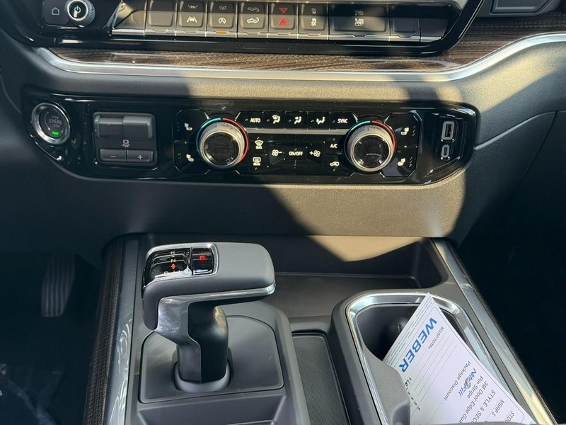 Chevrolet Silverado 1500 Vehicle Full-screen Gallery Image 8