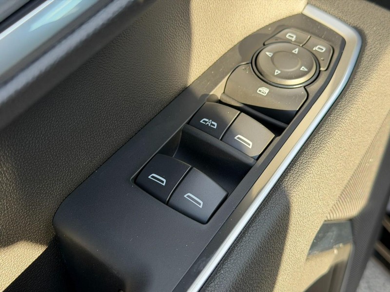 Chevrolet Silverado 1500 Vehicle Full-screen Gallery Image 9
