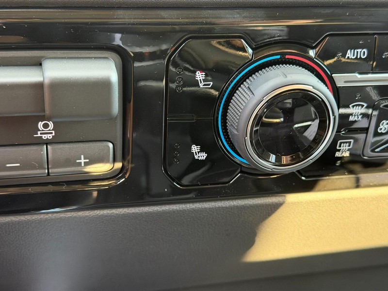 Chevrolet Silverado 1500 Vehicle Full-screen Gallery Image 13