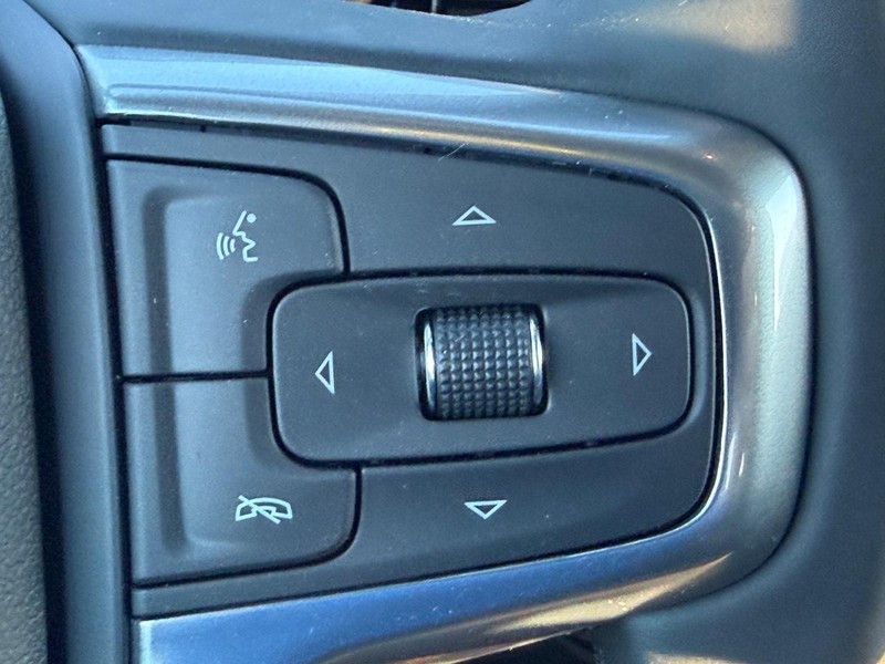 Chevrolet Silverado 1500 Vehicle Full-screen Gallery Image 12