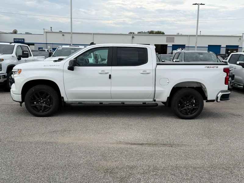 Chevrolet Silverado 1500 Vehicle Full-screen Gallery Image 2