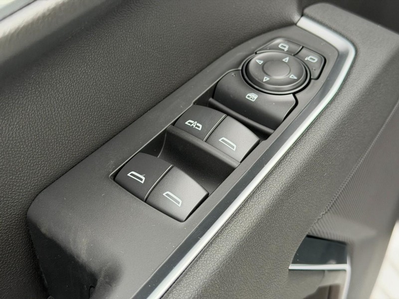 Chevrolet Silverado 1500 Vehicle Full-screen Gallery Image 9