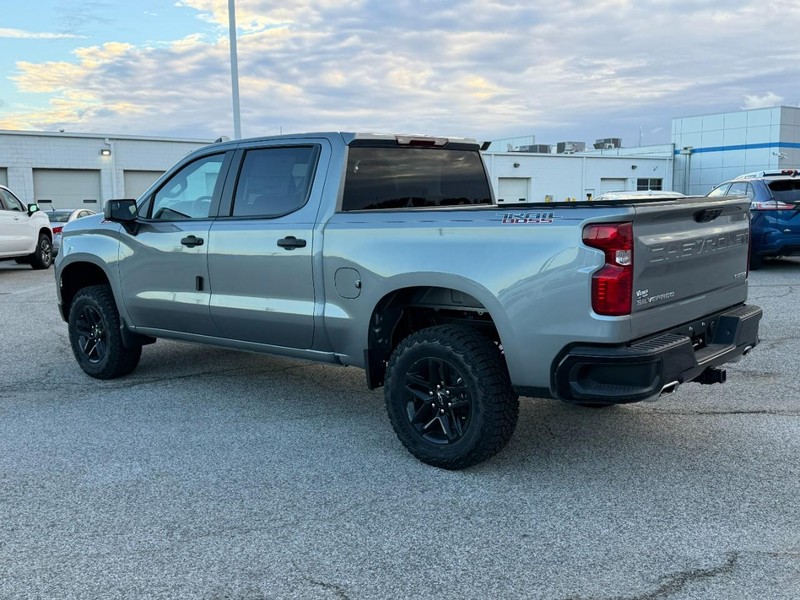Chevrolet Silverado 1500 Vehicle Full-screen Gallery Image 3