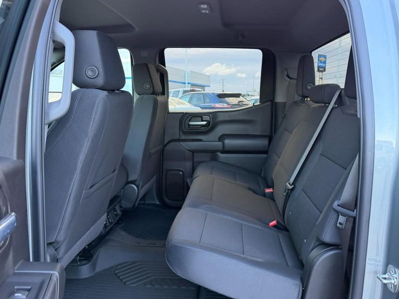 Chevrolet Silverado 1500 Vehicle Full-screen Gallery Image 4