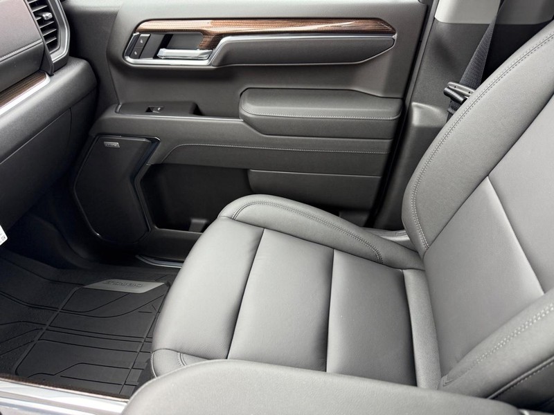 Chevrolet Silverado 1500 Vehicle Full-screen Gallery Image 15