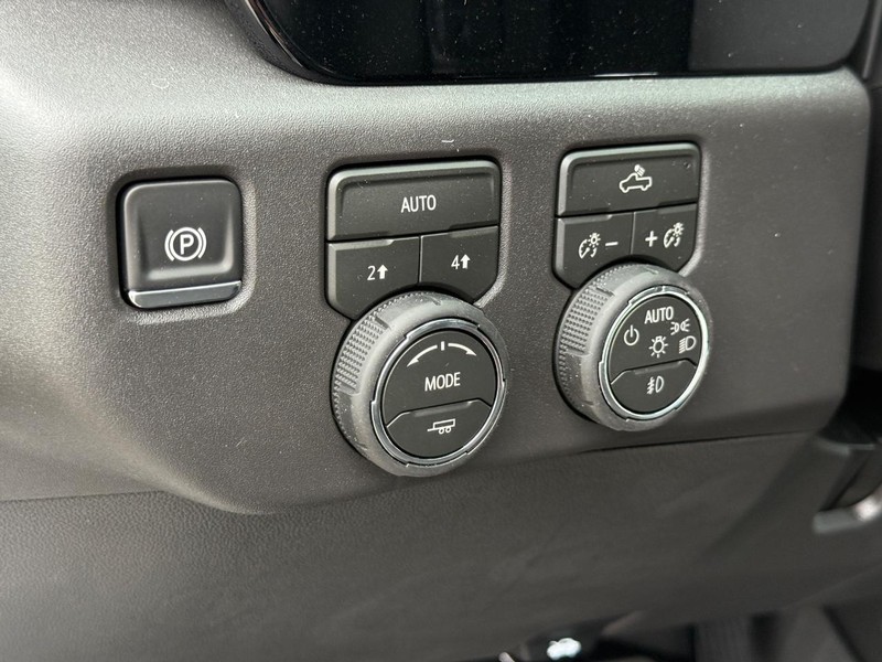 Chevrolet Silverado 1500 Vehicle Full-screen Gallery Image 16