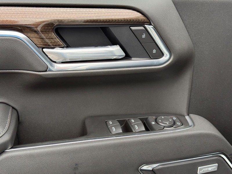 Chevrolet Silverado 1500 Vehicle Full-screen Gallery Image 18