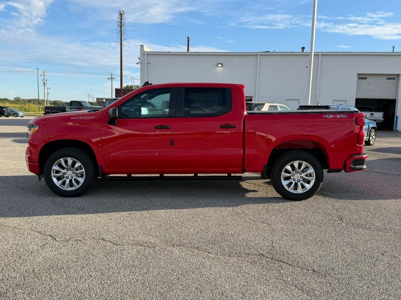 Chevrolet Silverado 1500 Vehicle Full-screen Gallery Image 2