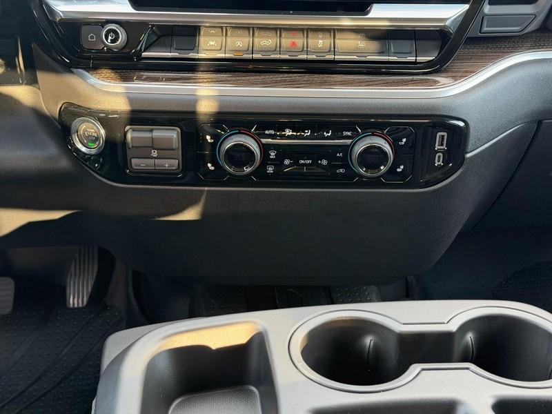 Chevrolet Silverado 1500 Vehicle Full-screen Gallery Image 8