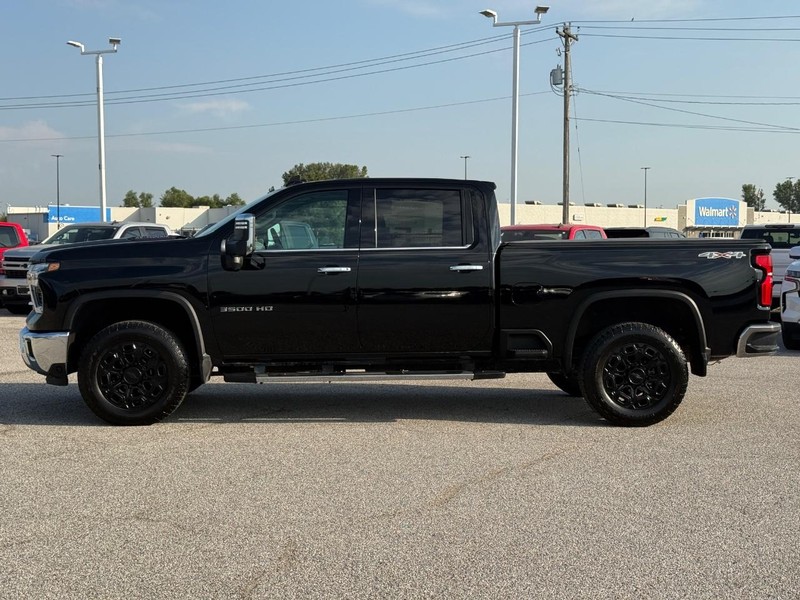Chevrolet Silverado 3500HD Vehicle Full-screen Gallery Image 2