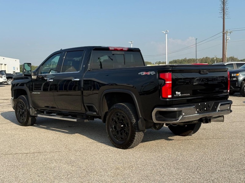 Chevrolet Silverado 3500HD Vehicle Full-screen Gallery Image 3