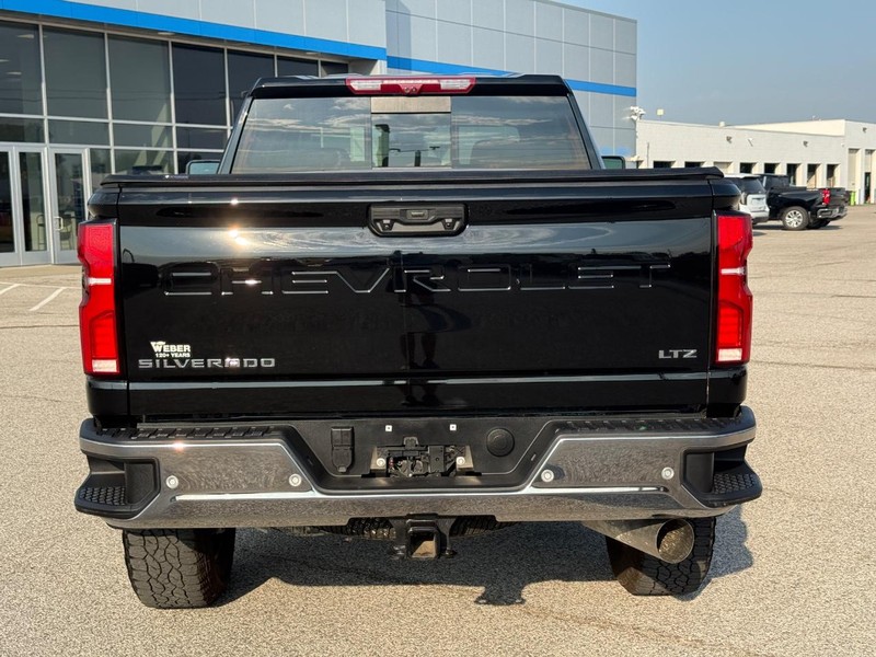 Chevrolet Silverado 3500HD Vehicle Full-screen Gallery Image 4