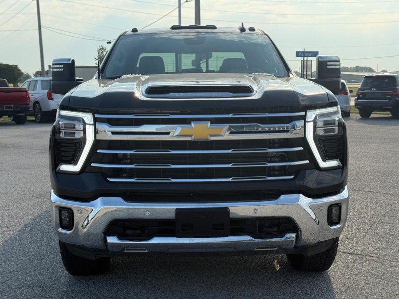 Chevrolet Silverado 3500HD Vehicle Full-screen Gallery Image 9