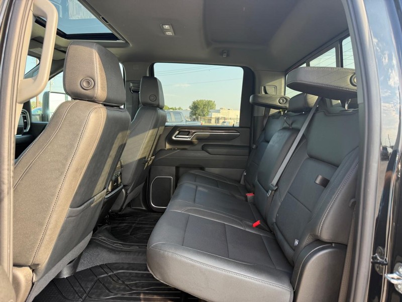 Chevrolet Silverado 3500HD Vehicle Full-screen Gallery Image 10