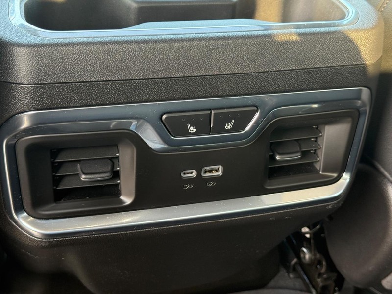 Chevrolet Silverado 3500HD Vehicle Full-screen Gallery Image 13