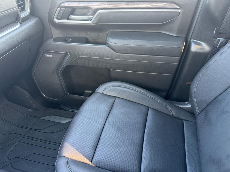 Chevrolet Silverado 3500HD Vehicle Full-screen Gallery Image 22