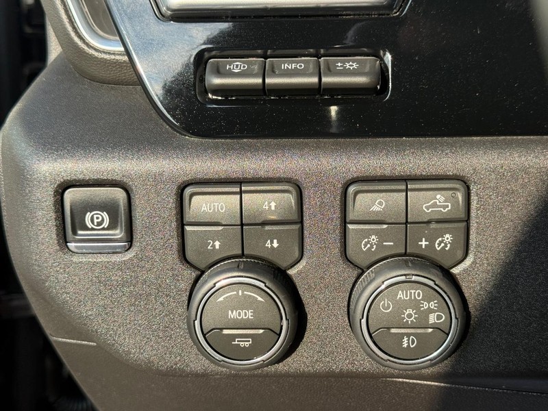 Chevrolet Silverado 3500HD Vehicle Full-screen Gallery Image 24