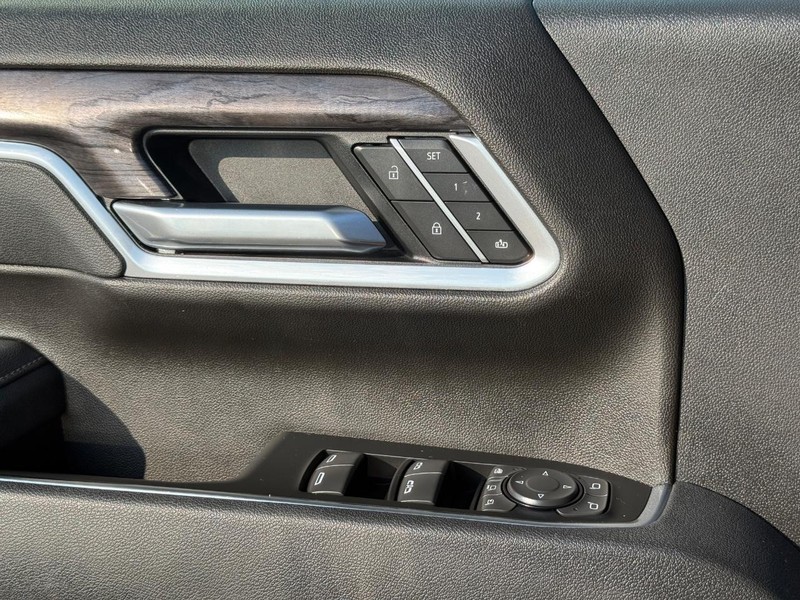 Chevrolet Silverado 3500HD Vehicle Full-screen Gallery Image 25