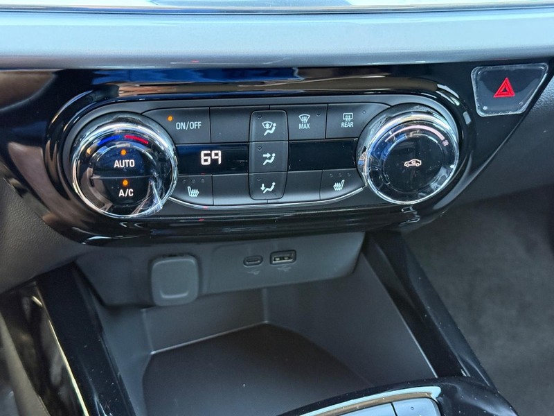 Chevrolet Trax Vehicle Full-screen Gallery Image 13