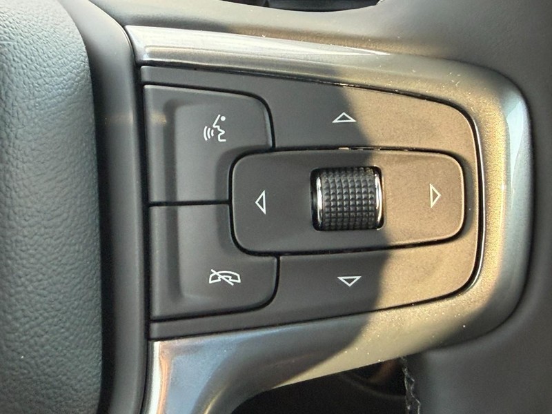 Chevrolet Silverado 1500 Vehicle Full-screen Gallery Image 12
