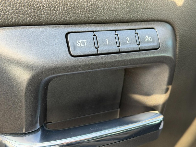 Chevrolet Silverado 1500 Vehicle Full-screen Gallery Image 17