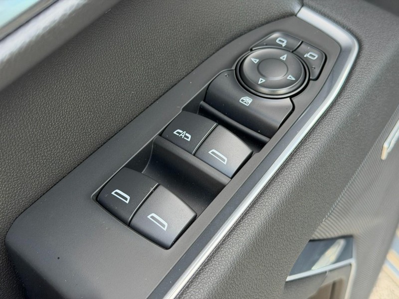 Chevrolet Silverado 1500 Vehicle Full-screen Gallery Image 9