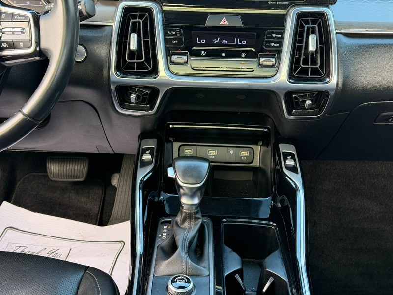 Kia Sorento Vehicle Full-screen Gallery Image 16