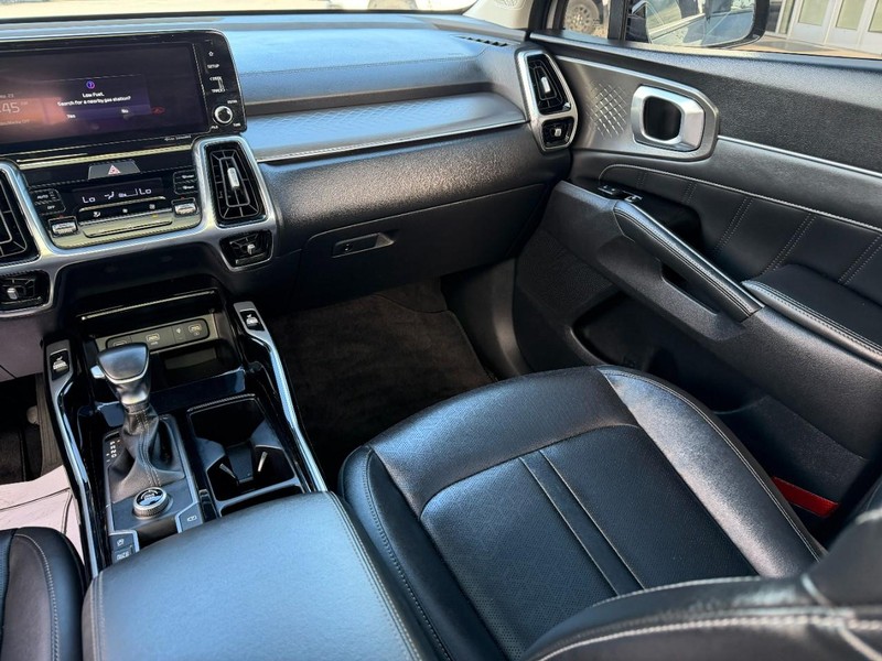 Kia Sorento Vehicle Full-screen Gallery Image 17