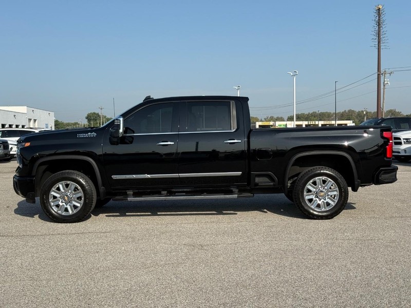 Chevrolet Silverado 2500HD Vehicle Full-screen Gallery Image 2