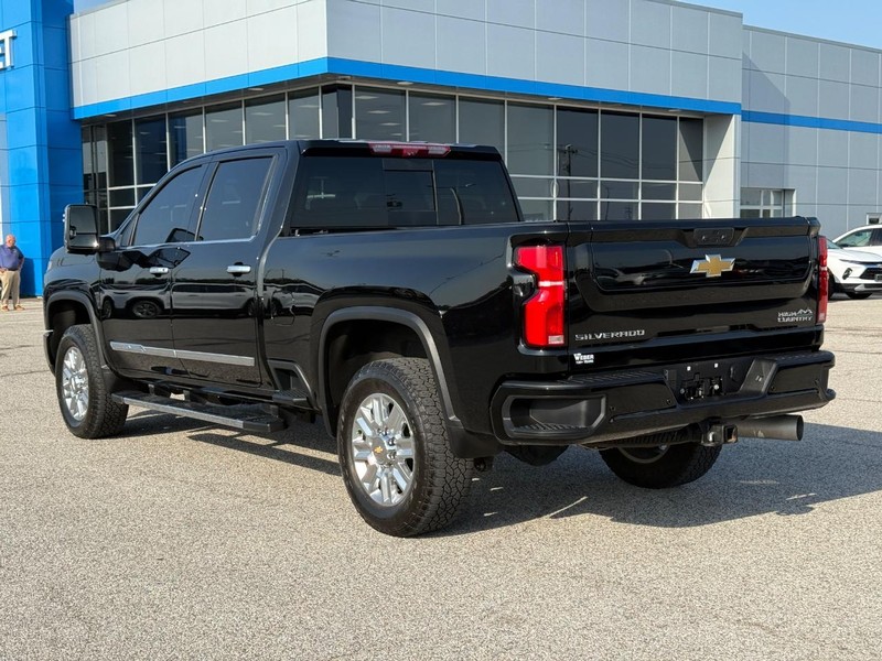 Chevrolet Silverado 2500HD Vehicle Full-screen Gallery Image 3