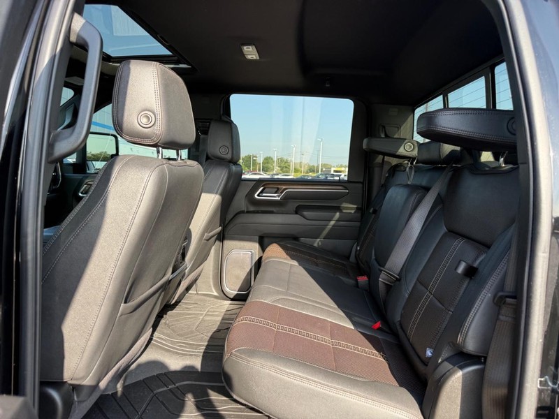 Chevrolet Silverado 2500HD Vehicle Full-screen Gallery Image 10