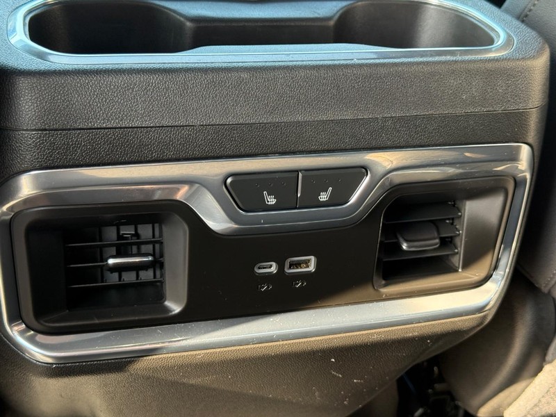 Chevrolet Silverado 2500HD Vehicle Full-screen Gallery Image 12