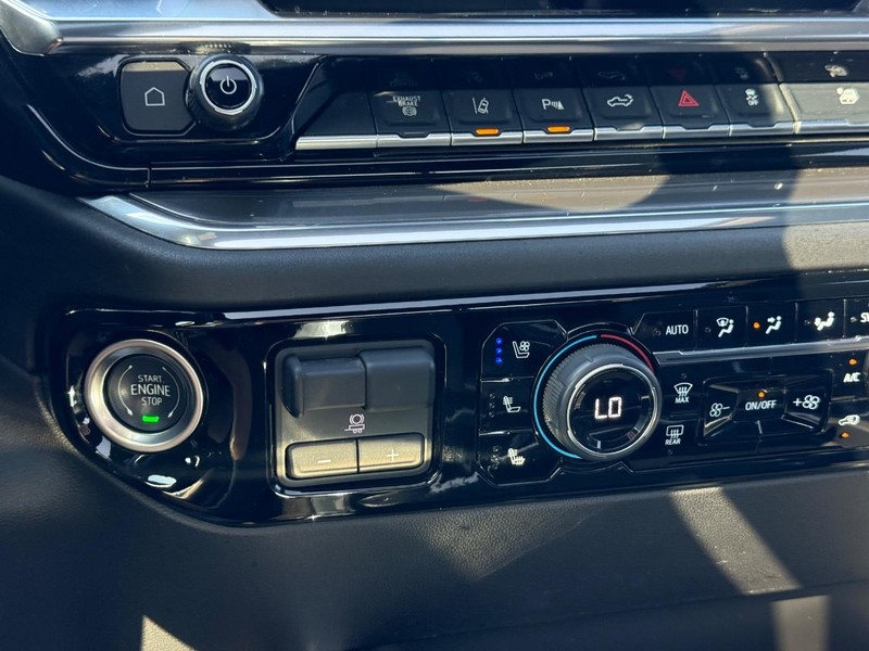 Chevrolet Silverado 2500HD Vehicle Full-screen Gallery Image 19