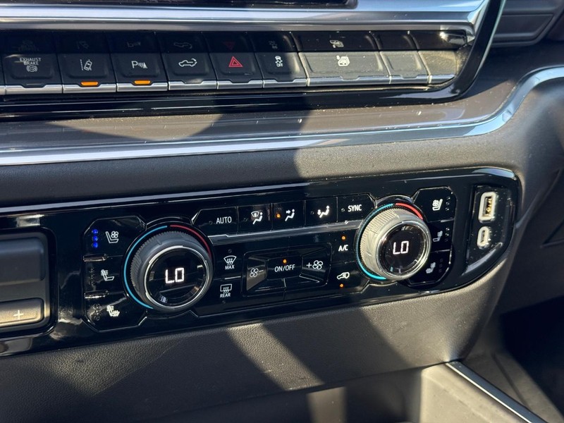 Chevrolet Silverado 2500HD Vehicle Full-screen Gallery Image 20