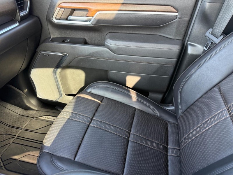 Chevrolet Silverado 2500HD Vehicle Full-screen Gallery Image 21