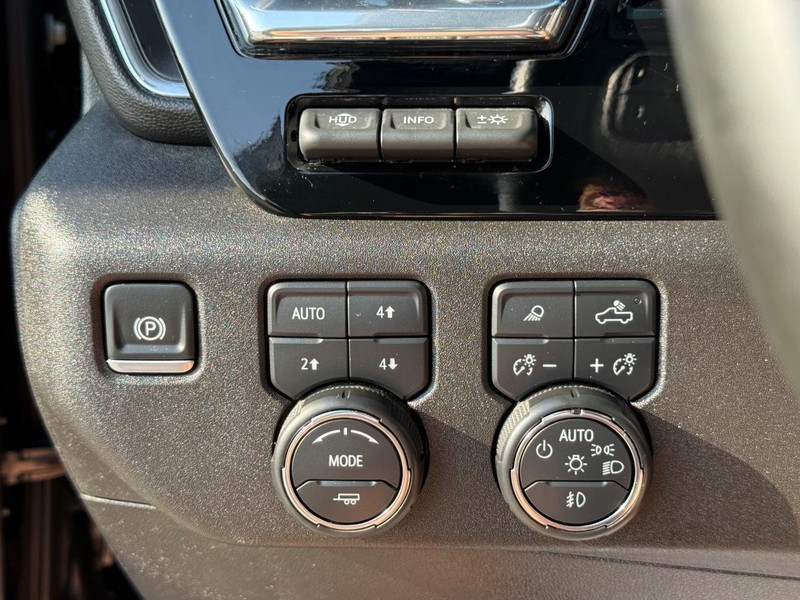 Chevrolet Silverado 2500HD Vehicle Full-screen Gallery Image 23