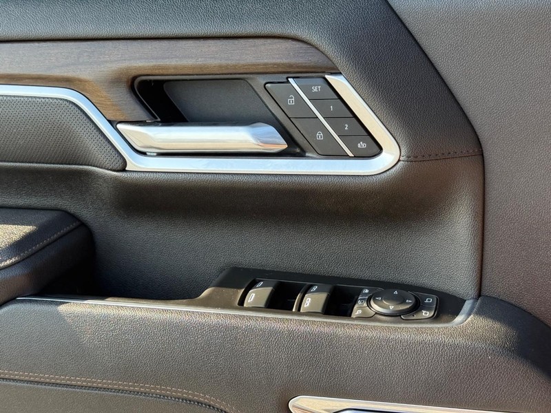 Chevrolet Silverado 2500HD Vehicle Full-screen Gallery Image 24