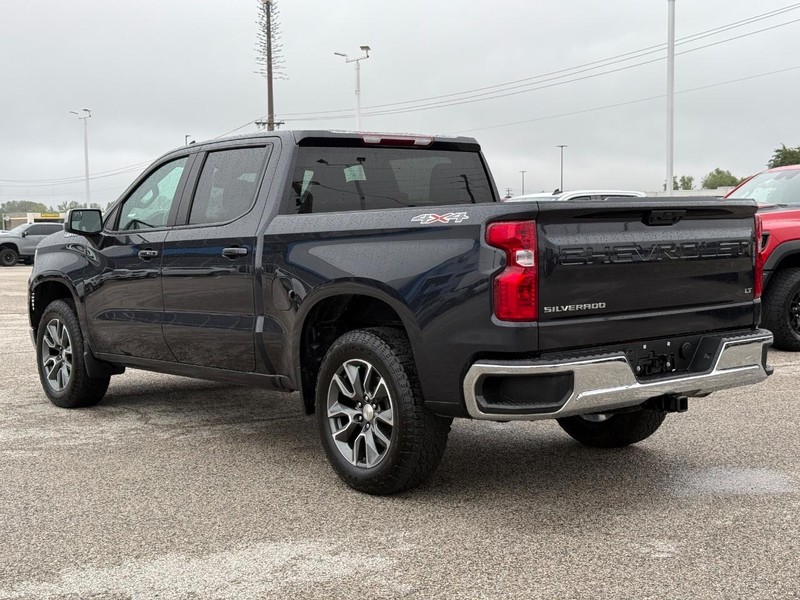 Chevrolet Silverado 1500 Vehicle Full-screen Gallery Image 3