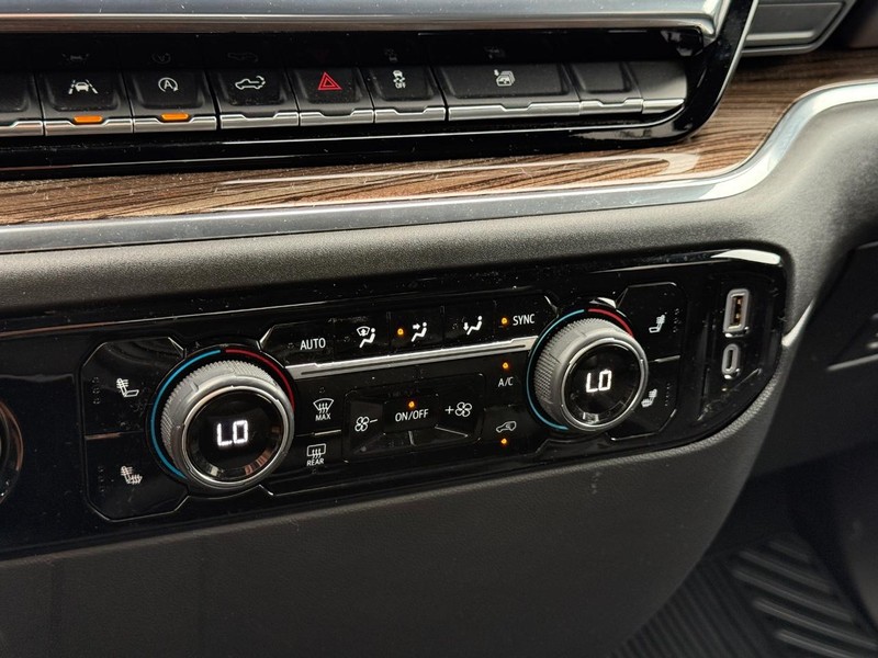 Chevrolet Silverado 1500 Vehicle Full-screen Gallery Image 18
