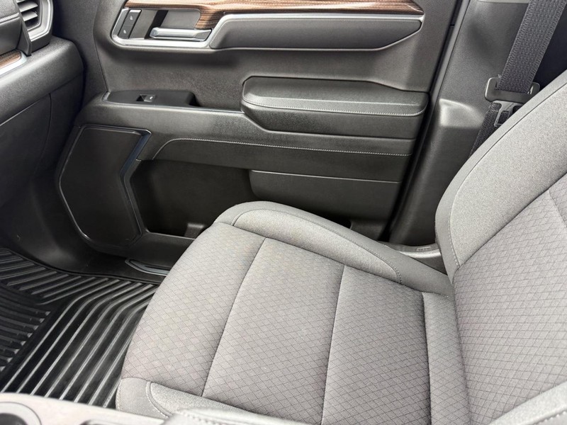 Chevrolet Silverado 1500 Vehicle Full-screen Gallery Image 19