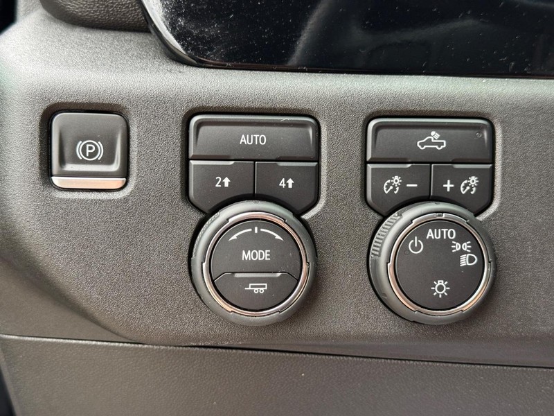 Chevrolet Silverado 1500 Vehicle Full-screen Gallery Image 21