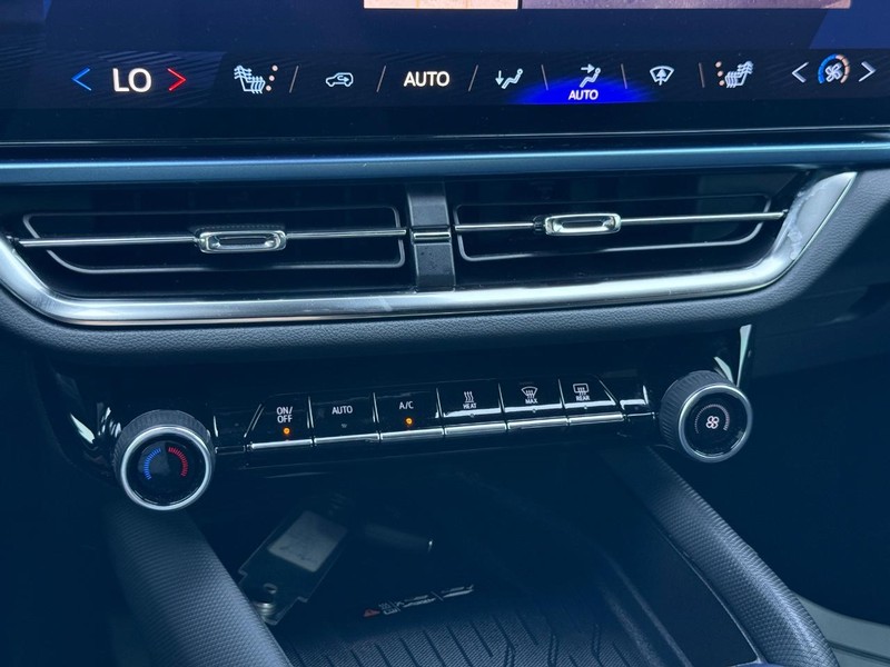 Chevrolet Equinox EV Vehicle Full-screen Gallery Image 18
