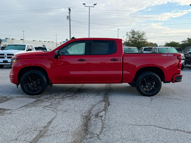 Chevrolet Silverado 1500 Vehicle Full-screen Gallery Image 2