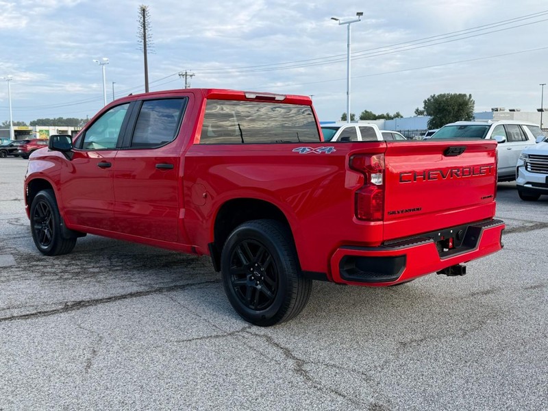 Chevrolet Silverado 1500 Vehicle Full-screen Gallery Image 3