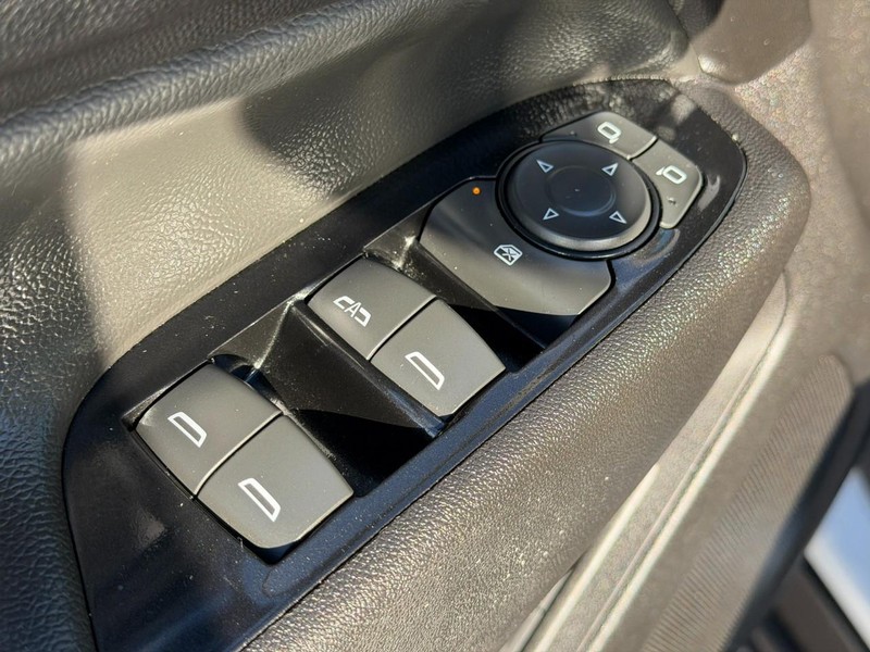 Chevrolet Equinox Vehicle Full-screen Gallery Image 17