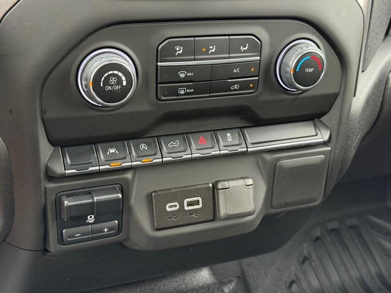 Chevrolet Silverado 1500 Vehicle Full-screen Gallery Image 18