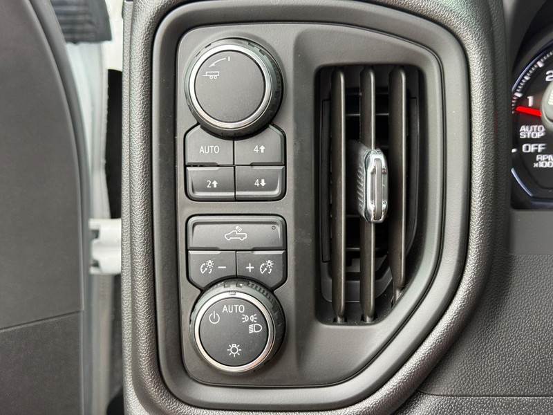 Chevrolet Silverado 1500 Vehicle Full-screen Gallery Image 21