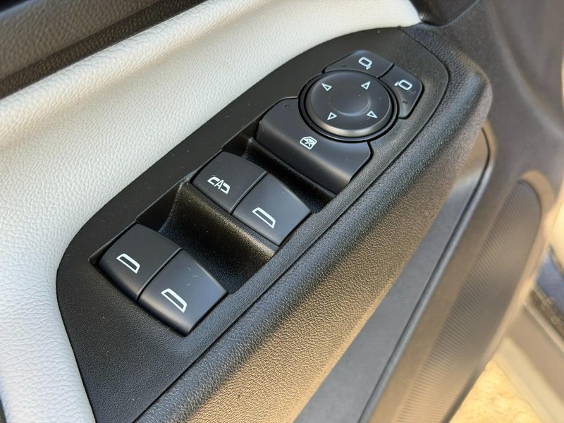 Chevrolet Equinox Vehicle Full-screen Gallery Image 16
