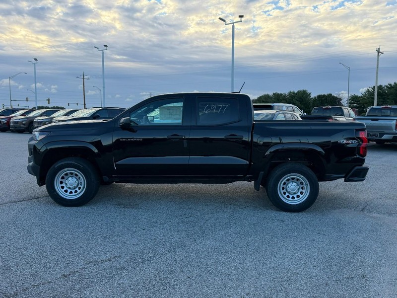 Chevrolet Colorado Vehicle Full-screen Gallery Image 2