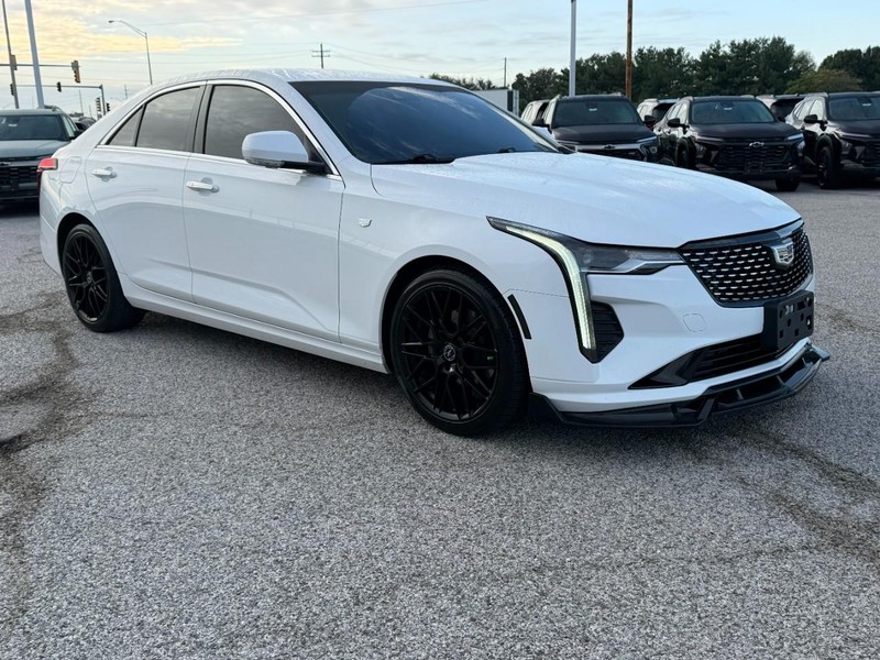 Cadillac CT4 Vehicle Full-screen Gallery Image 08
